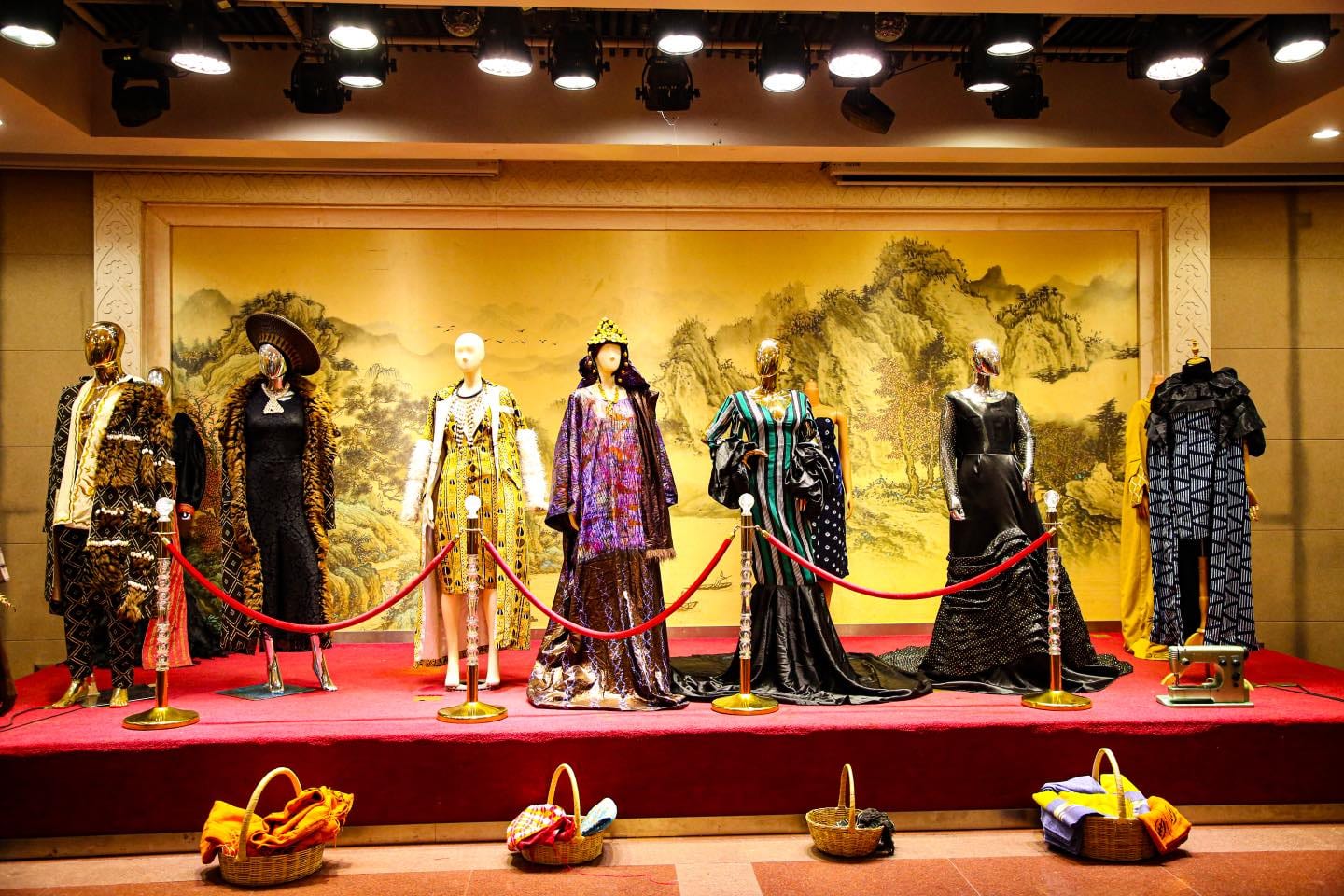 Tenues en textiles africains présentées sur mannequins lors de la Nuit du Textile Africain, à Bamako.