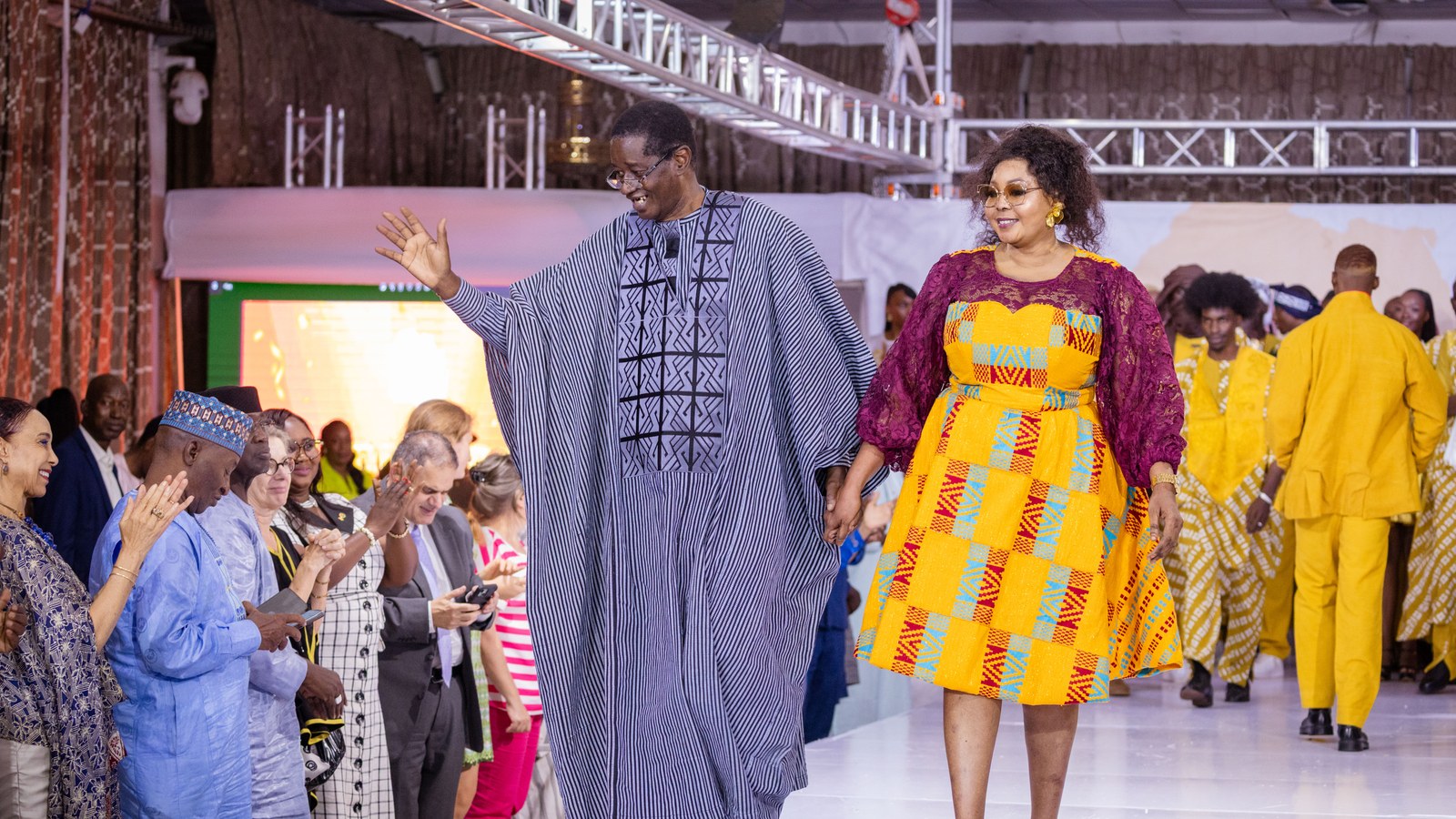 Défilé de la Nuit du Textile Africain, avec le public et les organisateurs sur le podium.