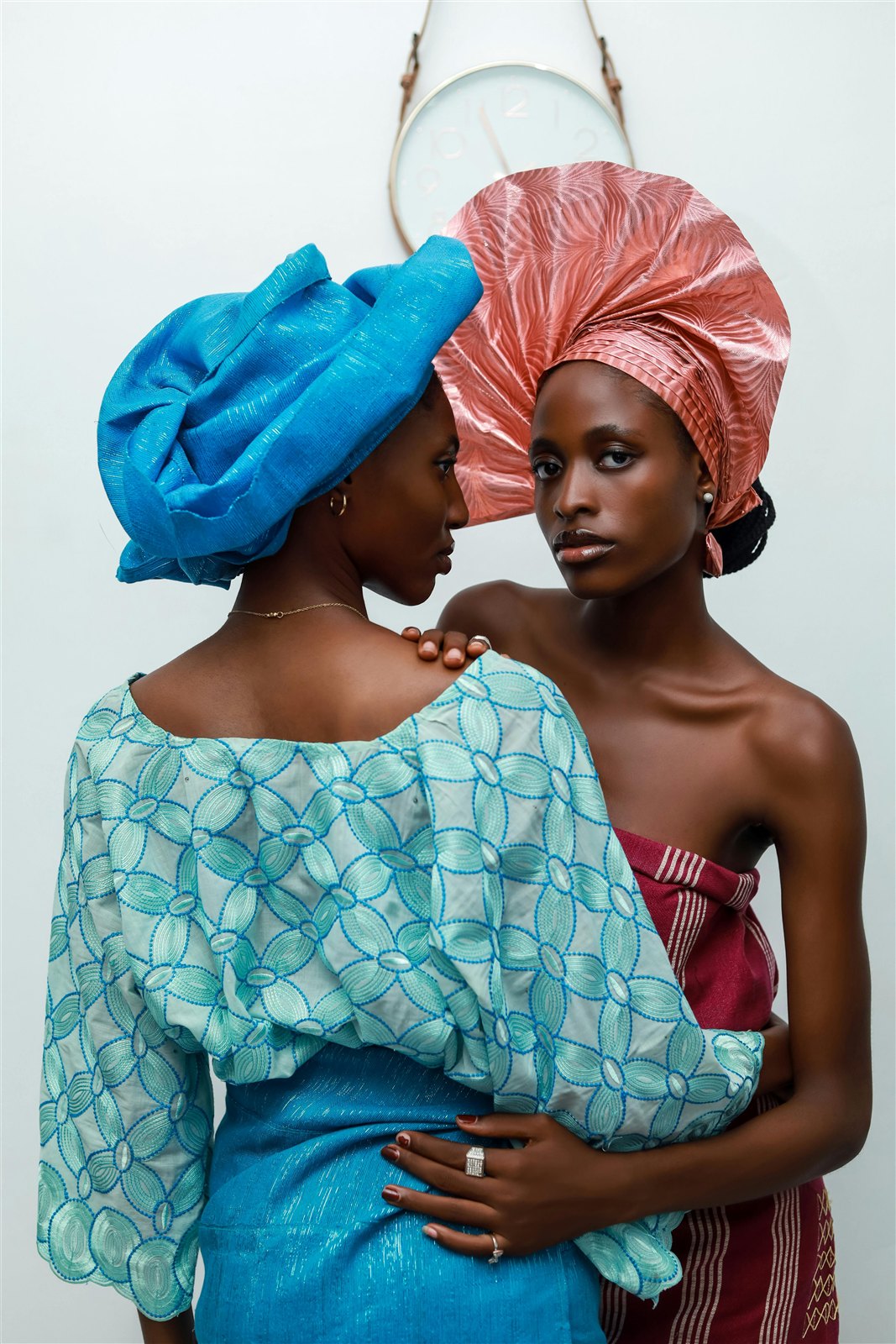 Deux mannequins en foulards traditionnels colorés, portrait éditorial.