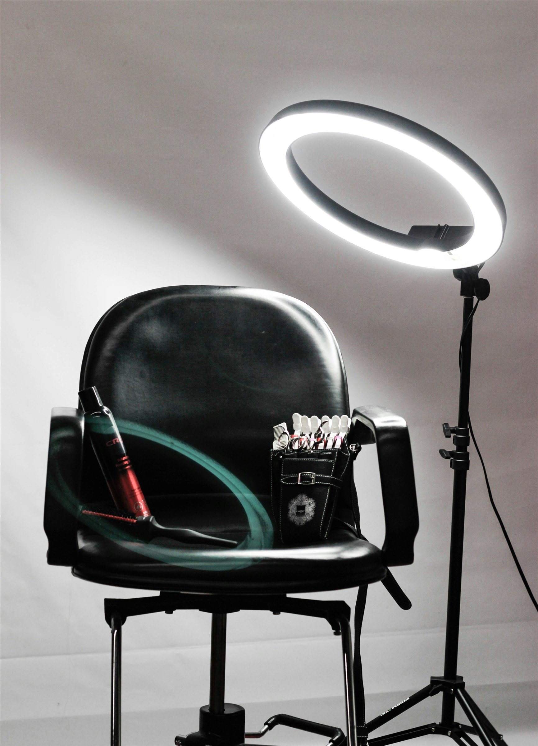 Studio équipé d'un anneau lumineux et d'un fauteuil de maquillage.